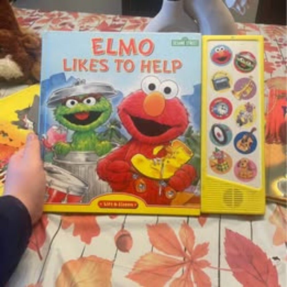 VINTAGE Sesame Street Elmo Likes to Help Lift & Listen Sound Book - Picture 1 of 1